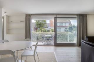 Modern appartement met twee slaapkamers te koop in de residentie "Charles & Ray Eames" te Oostduinkerke. Dit kwaliteitsvol afgewerkt appartement van Rietveld, gelegen langs de Oostdijkweg, beschikt over talloze ingemaakte kasten en bevindt zich op enkele passen van zee!Op zoek naar interessante immo te Koksijde - Oostduinkerke? Lees dan zeker verder!INDELING- inkom met ingemaakte kast- apart toilet- lichtrijke leefruimte met ingemaakte kasten (incl. bureau), ingedeeld in eet- en zitplaats- berging met aansluiting voor wasmachine- ruim terras (22,7m²)- geïnstalleerde keuken- slaapkamer 1 met stapelbed én ingemaakt stapelbed, met eigen douchekamer- slaapkamer 2, tevens met eigen douchekamerIn de kelder beschikt men over 2 privatieve bergingen en de mogelijkheid een staanplaats aan te kopen. TROEVEN+ Volledig bemeubeld en dus instapklaar appartement in een moderne residentie+ Uiterst lichtrijk door de grote raampartijen, zonnescreens aanwezig!+ Op wandelafstand van het strandInteresse in dit prachtig appartement te koop in Oostduinkerke? Neem contact op met de dossierverantwoordelijk Sarah Velle via 0470 10 52 78 of sarah.velle@dewaele.com.