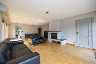 Gelijkvloers landhuis op toplocatie met 3 tot 5 slaapkamers, inpandige garage en omheinde tuin met tuinberging. De woning is rustig gelegen in een doodlopende straat op een perceel van 752m² nabij het dorp van Sint Antonius. Op het gelijkvloers bevinden zich 3 slaapkamers, uitbreiding met 2 slaapkamers mogelijk op de zolderverdieping.<br /><br />MAAK SNEL EEN AFSPRAAK VOOR ÉÉN VAN DE KIJKMOMENTEN: DONDERDAG 20/8 VANAF 14U OF ZATERDAG 22/8 TUSSEN 09.30U EN 12.30U!<br /><br /><strong>INDELING:</strong> Gelijkvloers: inkomhal; apart toilet; woonkamer op parket met inbouwhaard; aansluitend een volledig ingerichte keuken (2010) op keramische tegelvloer en voorzien van witte kasten met natuurstenen werkblad, gaskookplaat, inox inbouwdampkap, inox spoelbak met mengkraan, inbouwkoelkast, vaatwasser; ontbijthoek met toegang naar voorraadberging en schuifraam naar de veranda. Nachthal; badkamer met ligbad, dubbele lavabo, bidet en toilet; 3 slaapkamers; inpandige garage met automatische sectionale poort, wasruimte en toegang naar de zolder. Ruime polyvalente zolderruimte, afgewerkt, geïsoleerd (normen bouwjaar) en voorzien van een Velux raam. Mits plaatsen vaste trap kunnen hier nog 2 extra kamers bijgemaakt worden; 2e zolderberging. Achteraan de woning bevindt zich een omheinde tuin met terras en houten tuinberging.<br /><br /><strong>BIJZONDERHEDEN:</strong><br />* EPC Energielabel C: 228kWh/m² <br />* Woning is rustig gelegen op toplocatie in doodlopende straat nabij het dorp, scholen en winkels<br />* Extra kamers mogelijk in te richten op de zolderverdieping<br />* Verwarming: Cv op aardgas met condensatieketel<br />* Beschikbaar bij notariële akte