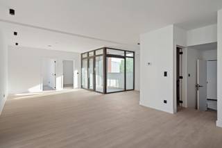 <span>Authentiek industrieel wonen in Antwerpen</span><br /><br /><span>In de voormalige Whitbread-fabriek vind je dit smaakvol ingerichte appartement van ca. 108 m² op de tweede verdieping, met twee slaapkamers en een zonnig terras van ca. 7,5 m². De site werd grondig gerenoveerd met respect voor de oorspronkelijke architectuur, waardoor de charme van het industriële verleden en het comfort van hedendaags wonen samenkomen.</span><br /><br /><span>Indeling:</span><br /><span>- Open leefruimte van bijna 13,5 m lang met doorlopende raampartij, zithoek en aparte werkhoek</span><br /><span>- Volledig ingerichte open keuken met lang kookeiland</span><br /><span>- Privéterras van ca. 9 m²</span><br /><span>- Ruime hoofdslaapkamer (ca. 12 m²) en tweede slaapkamer</span><br /><span>- Badkamer met inloopdouche, dubbele wastafel en apart toilet</span><br /><span>- Bergplaats met aansluiting voor wasmachine en droogkast</span><br /><br /><span>Troeven: veel lichtinval, zichtbeton, goed geïsoleerd en centraal gelegen in Antwerpen.</span><br /><span>(2060)</span>