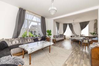 SCHAARBEEK, nabij Docks Brussel, openbaar vervoer en winkels, ideaal gelegen aan het E. Verboeckhovenplein, op de 3e en 4e verdieping van een...