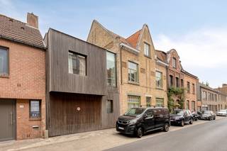Nabij de Kruispoort (Dampoortstraat) te Sint-Kruis, centraal gelegen aan de stadsrand van Brugge bevindt zich dit gerenoveerd, klassevol huis te koop op een perceel van 533m² met 5 slaapkamers, 3 badkamers, garage, uiterste ruime kelder en een gunstig georiënteerde tuin. Dit luxueus huis werd met kwalitatieve materialen duurzaam gerenoveerd (EPC 151) geniet van een gunstige locatie vlakbij de Brugse vesten, buurtwinkels, scholen, openbaar vervoer, warenhuizen, sportcentrum...<br />Indeling:<br />Gelijkvloers (circa 110m²):<br />- Inkomhal (12m²) met gastentoilet;<br />- ruime, lichtrijke woonkamer (65m²) met gashaard en zicht op de gunstig georiënteerde tuin (533m²);<br />- compleet uitgeruste keuken (15m²);<br />- garage (18m²) met automatische poort.<br />1ste verdieping (circa 83m²):<br />- Nachthal (8m²);<br />- slaapkamer 1 (12m²);<br />- slaapkamer 2 (16m²);<br />- badkamer 1 (12m²) met inloopdouche en dubbele lavabo in meubel;<br />- badkamer 2 (10m²) met lavabo in meubel, ligbad en toilet;<br />- slaapkamer 3 (25m²) met ingemaakte kasten.<br />2de verdieping (circa 57m²):<br />- Nachthal (8m²);<br />- slaapkamer 4 (24m²);<br />- slaapkamer 5 (13m²);<br />- badkamer 3 (12m²) met ligbad, lavabo in meubel en toilet. <br />3de verdieping (circa 21m²):<br />- Zolder (21m²) toegankelijk via vlizotrap. <br />-1°V. (circa 88m²):<br />-  Uiterst ruime kelder (88m²) omvattende: keuken, wc, opbergruimte...