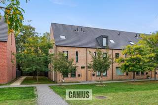 <p><span>MAISON SITUÉE AU CALME AVEC 4 CHAMBRES PRÈS DU CENTRE-VILLE</span></p><p><span> </span></p><p><span>Le projet Bloesemhof a été achevé en 2019 et abrite cette maison familiale contemporaine. Son emplacement est idéal pour les résidents qui souhaitent vivre au calme à proximité du centre-ville. Nous sommes ainsi à quelques pas de la Grand-Place, où l'on peut se rendre chaque samedi pour le marché hebdomadaire, de la piscine, de la gare, de plusieurs écoles, de supermarchés, de commerces de proximité, des transports en commun, de divers bars et restaurants, etc. </span></p><p><span> </span></p><p><span>En arrivant à Nieuwenhuyzen, nous découvrons, au niveau du numéro 52, cet ensemble immobilier fermé. En passant par la porte d’entrée, nous pénétrons dans la maison et arrivons dans le hall d’entrée. Celui-ci nous mène aux toilettes pour invités et à l’espace de vie ouvert, composé d’une cuisine entièrement équipée pour préparer de délicieux repas, d’un coin repas et d’un coin salon avec vue sur l’agréable jardin urbain. L'espace de vie nous donne également accès au débarras/buanderie. Après avoir découvert le rez-de-chaussée, nous empruntons l'escalier situé dans l'espace de vie qui nous mène au premier étage. Arrivés dans le couloir de nuit, nous accédons à deux chambres et à la salle de bains. Celle-ci est équipée d’un deuxième WC, d’une douche et d’un meuble-lavabo à double vasque. Par l’escalier fixe situé dans le couloir de nuit, nous nous rendons au deuxième étage. Nous y trouvons à nouveau deux chambres spacieuses.</span></p><p><span> </span></p><p><span>L'un des atouts majeurs de cette maison est son agréable jardin urbain, doté d'une terrasse, d'un abri de jardin et de tout l'espace vert nécessaire. Au fond du jardin, un petit portillon nous donne accès au sentier pédestre. En empruntant ce sentier, nous traversons la verdure pour rejoindre le centre-ville animé ; </span></p><p><span> </span></p><p><span>Atouts : </span></p><p><span>- Décoration des fenêtres fournie </span></p><p><span>- Présence de luminaires</span></p><p><span>- Logement confortable et économe en énergie</span></p><p><span>- L'ensemble du logement a récemment été repeint</span></p><p><span>- Place de parking privative à proximité du logement, comprise dans le loyer</span></p><p><span> </span></p><p><span>Vous êtes, tout comme nous, convaincu des atouts de cette maison de ville récente ? N’hésitez pas à demander rapidement une visite ou de plus amples informations auprès de l’un de nos collaborateurs, joignable à l’adresse <span>info@canius.be</span></span><span> ou au 078 78 30 39. </span></p><p><span> </span></p><p><span>Les surfaces mentionnées sont données à titre indicatif. Canius Real Estate ne peut être tenu responsable de l’exactitude des informations fournies. </span></p><p><span> </span></p>