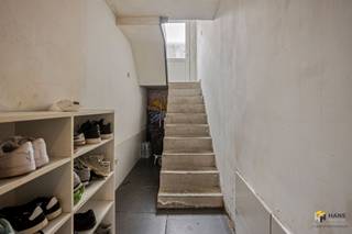 <p><span>Instapklare woning (168m²) met 5 slaapkamers en tuin in Deurne.</span></p><p><span> </span></p><p><span>Het pand dankt zijn uitstekende mobiliteitsscore aan de centrale ligging nabij de Bisschoppenhoflaan en de Turnhoutsebaan. Het openbaar vervoer is goed vertegenwoordigd in de nabije omgeving en met de wagen bereik je de snelweg in slechts enkele minuten. Verder kan je ook gemakkelijk gebruik maken van het velo-deelsysteem.</span></p><p><span> </span></p><p><span>De woning onderging verschillende renovaties in 2019 en vernieuwingen en is doorheen de jaren goed onderhouden, waardoor je hier zonder grote werken je intrek kan nemen. De achter- en voorgevel zijn respectievelijk geïsoleerd, verder is er een nieuwe verwarmingsketel geïnstalleerd in 2021 en zijn er nieuwe plafonds, vloeren en leidingen geplaatst. Ook is de elektriciteit aangepakt en is de polyvalente ruimte op de souterrain volledig onder handen genomen. </span></p><p><span> </span></p><p><span>Je komt binnen en loopt naar de souterrain waarin de keuken en woonkamer zich bevindt, die uitgerust is met alle hedendaags comfort met aansluitend de tuin met tuinberging. </span></p><p><span> </span></p><p><span>Op de eerste etage situeren zich de eerste 2 a 3 slaapkamers, waarvan de achterste beschikt over een aangrenzende badkamer met ligbad, lavabomeubel en wc. De overige 2 a 3 volwaardige slaapkamers bevinden zich op de bovenverdieping. </span></p><p><span> </span></p><p><span>Ben je op zoek naar een instapklare woning op een gunstige locatie in Deurne? Mis deze kans niet! Bruikbare vloeropp 168m² ref.: bruto vloeropp. EPC-certificaat. Voor meer info of een gratis schatting surf naar </span><span><span>www.hansimmo.be</span></span></p><p><span> </span></p><p><span> </span></p>