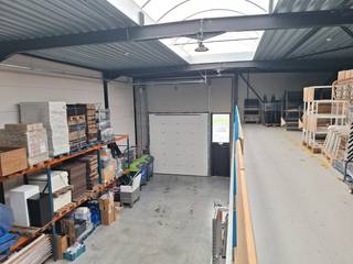 Recent magazijn van ca. 456 m² te huur in Roeselare/Beveren. Specificaties:- 456m²- polybetonvloer- 2 automatische sectionaal poorten: 4mBx4,1mH...