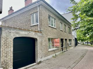 <p><span>Volledig gerenoveerde woning in centrum Oudenaarde.</span></p><p><span> </span></p><p><span>INDELING</span></p><p><span>Je komt de woning binnen langs de inkomhal.</span></p><p><span>Op de gelijkvloerse verdieping heb je de living, keuken, berging en toilet.</span></p><p><span>Op de eerste verdieping heb je 2 ruime slaapkamers en een badkamer met inloopdouche en toilet.</span></p><p><span>Verder heb je op de 2e verdieping een 3e ruime slaapkamer en een berging.</span></p><p><span>De woning beschikt ook over een kelder en een garage.</span></p><p><span>Een heel leuke troef aan de woning is een zeer ruime inpandig terras en tuin die aansluit op de mooie binnentuin van Leopoldhotel.</span></p><p><span> </span></p><p><span>LIGGING</span></p><p><span>Gelegen vlakbij de Schelde, op 100 meter van de mooie markt van Oudenaarde.</span></p><p><span>Dichtbij alle winkels en scholen.</span></p><p><span>Snelle aansluiting naar station en N60.</span></p><p><span> </span></p><p><span>TECHNISCH</span></p><p><span>De woning wordt volledig gerenoveerd. (werken nog bezig) De woning zal volledig af zijn tegen 1/9.</span></p><p><span>ER WORDEN NOG ZONNEPANELEN OP DE WONING GEPLAATST WAARDOOR DE WONING FINAAL OVER EEN EPC A ZAL BESCHIKKEN.</span></p><p><span> </span></p><p><span>Vraag een bezoek aan door het contactformulier in te vullen op de site van immodhondt.be</span></p>
