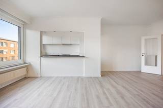Volledig vernieuwd 2-slaapkamerappartement met terras én garagebox in Wilrijk<br /><br />Ontdek dit volledig gerenoveerde appartement aan de Pastoor Bauwenslaan in Wilrijk — een ideale combinatie van aangenaam wonen, energiezuinigheid en een uitstekende ligging nabij winkels, scholen en openbaar vervoer. <br />Dankzij de vlotte aansluiting met de A12, E19 en het centrum van Antwerpen geniet je hier van een perfecte bereikbaarheid.<br /><br />Indeling:<br />Via de inkomhal met vestiaire en apart toilet kom je in de lichte, open leefruimte met een vernieuwde vloer en grote raampartijen. De volledig vernieuwde keuken is uitgerust met moderne toestellen. De badkamer werd eveneens volledig vernieuwd en beschikt over een inloopdouche. Verder zijn er twee ruime slaapkamers en een aangenaam terras met handige berging achteraan het gebouw.<br />In de kelderverdieping bevindt zich nog een private berging.<br /><br />Het appartement onderging een grondige renovatie:<br />- Nieuwe keuken en badkamer<br />- Nieuwe vloeren<br />- Vernieuwde elektriciteit (conform)<br />- Nieuwe CV-leidingen<br />- Overal dubbele beglazing<br />Kortom: instapklaar en energiezuinig wonen zonder zorgen!<br /><br />Achteraan het gebouw bevindt zich een private garagebox, verplicht aan te kopen aan € 22.000.<br /><br />EPC: 151 kWh/m²<br /><br />Een perfecte keuze voor wie op zoek is naar een instapklaar, stijlvol appartement met terras en garage op een centrale, goed bereikbare locatie in Wilrijk.