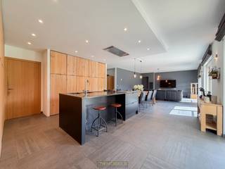 <br /><br />UITZONDERLIJKE NIEUWBOUWVILLA, gebouwd in 2015, waar LUXE, RUIMTE en FUNCTIONALITEIT naadloos samenkomen. Gelegen op een STRATEGISCHE LOCATIE in Kalken, met een VLOTTE VERBINDING naar de E17, E40 en R4, vormt deze eigendom de IDEALE OPPORTUNITEIT voor wie op zoek is naar een combinatie van HOOGWAARDIG WONEN, ONDERNEMEN of INVESTEREN. Met een BEWOONBARE OPPERVLAKTE van ca. 741 m², aangevuld met een VOLLEDIG UITGERUST MAGAZIJN van ca. 638 m², biedt deze eigendom ONGEZIENE MOGELIJKHEDEN voor ZELFSTANDIGEN, VRIJE BEROEPEN, KANGOEROEWONEN, CO-HOUSING of het combineren van WONEN en WERKEN. De woning werd afgewerkt met KWALITATIEVE MATERIALEN en voorzien van alle HEDENDAAGSE COMFORT. Dankzij het GUNSTIG EPC-label A geniet u bovendien van een UITERST ENERGIEZUINIGE en TOEKOMSTGERICHTE WOONERVARING.<br />De indeling gaat als volgt: via de inkomhal betreedt u de ruime en lichtrijke leefruimte, die dankzij grote raampartijen naadloos aansluit op de zuidgerichte tuin en het zonnige terras. Aansluitend bevinden zich de ruime ingerichte keuken, de eetplaats en de gezellige zithoek. Op het gelijkvloers vindt u eveneens een wasplaats, berging, gastentoilet, masterbedroom met dressing en ensuite badkamer, aangevuld met verschillende polyvalente ruimtes die perfect kunnen worden ingericht als bureau, praktijkruimte of extra slaapkamer. De bovenverdiepingen bieden een uitzonderlijk ruim woonvolume met meerdere leefruimtes, keukens, slaapkamers, badkamers, een mezzanine en een ruim dakterras. Hierdoor leent deze eigendom zich perfect voor uiteenlopende woonvormen of een combinatie van privé- en professionele activiteiten. Bovendien werd reeds een liftkoker voorzien, waardoor de installatie van een lift eenvoudig mogelijk is.<br />Verder beschikt deze villa over een volledig uitgerust magazijn van ca. 638 m² wat een absolute meerwaarde vormt voor opslag, atelieractiviteiten of andere professionele toepassingen.<br /><br />Adres: Gaverstraat te Kalken<br /><br />EPC: Label A; G-score en P-score A; Geen renovatieverplichting van toepassing; Bestuursmaatregelen in het maatregelenregister: Neen; Beschikbaar bij akte.