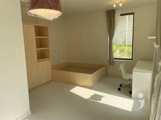 <p><span>*</span><span> Bezoek aan te vragen via student@immolivit.be </span></p><p><span>** Alleen voor studenten</span></p><p><span> </span></p><p><span>Project YOU bevindt zich op de Bondgenotenlaan, de belangrijkste en meest gekende winkel-wandelstraat van Leuven. Met zijn drie ingangen en strategische ligging onder de toren van de universiteitsbibliotheek is het project dé nieuwe hotspot voor studenten in Leuven.</span></p><p><span> </span></p><p><span>Dankzij de ligging langs de belangrijke toegangsweg van de stad is YOU vlot bereikbaar, zowel te voet, met de fiets als met het openbaar vervoer en de wagen. De dichtstbijzijnde bushalte bevindt zich op één minuut, het treinstation op slechts tien minuten. De gebouwen zijn voorzien van alle comfort en uitgebreide eigentijdse faciliteiten, en de groene binnen gebieden bieden ruimte voor een aangename break in het levendige Leuvense studentenleven. </span></p><p><span> </span></p><p><span>Deze Studio is gelegen aan de achterkant van residentie YOU met toegang via de Koning Leopold I straat. De studio bevindt zich op de gelijkvloerse verdieping met mooi zicht op de aanplantingen van de binnentuin. Hierdoor is er veel natuurlijke lichtinval en is er uitzicht op de beplante binnentuin. De studio beschikt over een eigen badkamer met wastafel, douche, en toilet. De studio is ook uitgerust met een eigen keuken voorzien van de nodige toestellen zoals een inductievuur, dampkap, ingebouwde koelkast en ingebouwde microgolf/oven. </span></p><p><span>Ondergronds is er een afsluitbare fietsenstalling en een afvallokaal.</span></p><p><span> </span></p><p><span>De prijs is 1045 euro/maand exclusief provisie nutsvoorzieningen (75 euro/maand).</span></p><p><span> </span></p>