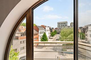 <p>Ruim appartement met veel potentieel op een uitstekende ligging aan de Houtmarkt.<br /><br />Dit lichtrijke appartement beschikt over 2 volwaardige slaapkamers, een ruime leefruimte, aparte keuken en badkamer. Het zonnige zuidgerichte terras biedt een aangenaam open zicht op de Houtmarkt en vormt de perfecte plek om in alle rust te genieten.<br /><br />Daarnaast beschikt het appartement over een praktische kelderberging. Mogelijkheid tot aankoop van een ondergrondse garage voor € 30.000.<br /><br />Ideaal voor wie op zoek is naar een ruim appartement dat volledig naar eigen smaak kan worden opgefrist, op een centrale en gegeerde locatie.<br /><br />Meer info of plan je bezoek via denis@immobeguin.be of www.immobeguin.be</p>