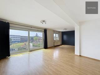 Dit op te frissen appartement is prima gelegen tussen het station en het centrum.<br />Ideaal voor eigen bewoning of investering.<br />Het ruime appartement (107m²) omvat grote inkomhall, zuidgerichte leefruimte met open keuken, terras (achteraan), nachthall, gastentoilet, berging/wasplaats, twee slaapkamers en badkamer met ligbad.<br />Beneden is er een ruime kelderberging + achteraan het gebouw is er privatieve bewonersparking.<br />Contacteer ons voor een vrijblijvend bezoek.<br /> 