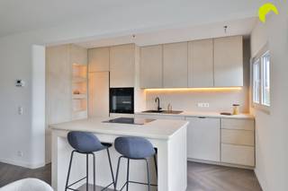 <p><span>Dit instapklaar 2 à 3 slpk. appartement met garagebox onderging in 2025 een grondige totaalrenovatie in ware Ibiza vibe! De ligging is rustig, maar vlakbij diverse belangrijke toegangswegen en openbaar vervoer (bus en tram zijn vlakbij) </span></p><p><span><br />Het appartement ligt op de tweede verdieping (geen lift = lage maandelijkse kosten) en heeft een klein terrasje achteraan, met zicht op de achtergelegen garagebox, voor de wagen, fietsen of extra berging.</span></p><p><span>De living is ruim en licht (dankzij grote raampartijen tot op de grond). De open keuken is voorzien van alle comfort en werd uitgerust met een zalig kookeiland. Ook de badkamer werd in dezelfde "Bohemian"-stijl ingericht, met een luxe douche, toilet en wastafel.</span></p><p><span>(plaats voor wasmachine en droogkast). Achteraan 2 ruime slaapkamers en een derde kamer, geschikt als bureauruimte, dressing of babykamer. Garagebox verplicht mee aan te kopen voor € 20.000</span></p><p><span> </span></p><p><span>Belangrijkste troeven:</span></p><p><span> </span></p><p><span>. instapklaar! </span></p><p><span>. AREI conform!</span></p><p><span>. asbestveilig!</span></p><p><span>. EPC A label!</span></p><p><span>. dak vernieuwd - 12 cm PUR/PIR</span></p><p><span>. onmiddellijk beschikbaar</span></p><p><span> </span></p><p><span>Wordt deze Mediteraanse parel uw nieuwe thuis?</span></p><p><span> </span></p><p><span>EPC: 94 kWh/m² jaar - label A</span></p><p><span>Waterinfo: G-score A - P-score A</span></p><p><span>Oppervlakte volgens metingen EPC</span></p><p><span> </span></p><p><span>Voor een bezoek ter plaatse kan u ons contacteren op het nummer 03 449 42 41 of mail ons via hallo@habicom.be.</span></p><p><span>Benieuwd naar de waarde van jouw woning? Check het gratis op <span>www.watismijnhuiswaard.be</span></span></p><p><span> </span></p>