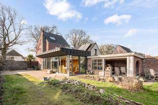 <p><strong>Volledig gerenoveerde, energiezuinige en charmante gezinswoning</strong> met <strong>4 slaapkamers</strong> op een mooi perceel te Essen.<br /><br />Op een <strong>centrale en vlot bereikbare ligging in Essen-Wildert</strong> bevindt zich deze instapklare, volledig gerenoveerde gezinswoning met maar liefst 4 volwaardige slaapkamers en 1 grote badkamer.<br />De woning onderging in 2013 een grondige <strong>totaalrenovatie</strong>, waarbij het volledige huis werd gestript en vernieuwd. Hierbij werd niet alleen aandacht besteed aan de esthetische afwerking, maar ook aan technieken en energiezuinigheid. <strong>De renovatie werd bovendien op een correcte en vakkundige manier uitgevoerd, met gebruik van kwalitatief hoogwaardige en duurzame materialen.</strong> Verder beschikt deze woning nog over een magazijn van ca. 75m².</p>
<p>Indeling:</p>
<p><strong>Gelijkvloers:</strong><br />-verzorgde inkomhal die toegang biedt tot de leefruimte<br />-een apart gastentoilet met handenwasser<br />-de <strong>gezellige leefruimte</strong>, de houtkachel zorgt voor <strong>extra sfeer en gezelligheid</strong> tijdens de wintermaanden, terwijl de <strong>vloerverwarming </strong>op het volledige gelijkvloers zorgt voor optimaal comfort<br />-de <strong>open keuken</strong> vormt het hart van de woning en beschikt over <strong>grote glaspartijen</strong> met <strong>directe connectie naar de tuin</strong> en het overdekte terras. De keuken is uitgerust met een 6-pits gasfornuis, elektrische oven en geïntegreerde vaatwasmachine en biedt bovendien veel kastruimte dankzij de lange ingewerkte kastenwand<br />-aansluitend bevindt zich een praktische berging/wasplaats met aansluitingen voor wasmachine en droogkast, alsook een uitgietbak. De berging geeft via een vaste trap toegang tot een berg-/speelzolder<br />-bergzolder met vaste trap<br />-op het gelijkvloers bevindt zich tevens de badkamer, uitgerust met een ligbad, grote inloopdouche, dubbele wastafel en hangtoilet. De badkamer is voorzien van ventilatie, wat bijdraagt aan een gezond binnenklimaat.<br /><br /><strong>Verdieping:</strong><br />-op de eerste verdieping bevinden zich <strong>drie volwaardige slaapkamers</strong> met aangename lichtinval.</p>
<p><strong>Tweede verdieping</strong><br />-master bedroom met dressing<br />-een apart toilet<br /><br /><strong>Buitenruimte</strong><br />De woning beschikt over een <strong>aangename tuin met een tuinhuis en overdekt terras</strong>, ideaal om het hele jaar door buiten te genieten. De aanwezige vijver zorgt voor een rustgevende uitstraling.<br />Daarnaast is er een<strong> carport en een ruime loods van ca. 75 m², </strong>ideaal voor stockage, hobbyruimte of garage.<br />De loods is voorzien van elektriciteit ( conform gekeurd).<br />Verder beschikt de woning over 4 parkeerplaatsen op eigen terrein.<br />Centrale ligging nabij winkels, scholen en openbaar vervoer.<br /><strong>Een instapklare, energiezuinige gezinswoning met ruimte, comfort en tal van mogelijkheden.</strong></p>
<p><strong>Troeven:</strong><br />Deze woning is technisch volledig in orde en bijzonder energiezuinig uitgerust:<br />-<strong>18 zonnepanelen</strong><br />-<strong>thuisbatterij van 10 kWh</strong><br />-zonneboiler<br />-efficiënte gasketel<br />-<strong>deels driedubbele beglazing </strong>(aanbouw)<br />-vloerverwarming op het gelijkvloers<br />-elektrische installatie is <strong>conform<br /></strong><strong>-</strong> ventilatiesysteem</p>
<p>Dit alles resulteert in comfortabel en toekomstgericht wonen</p>
<p></p>