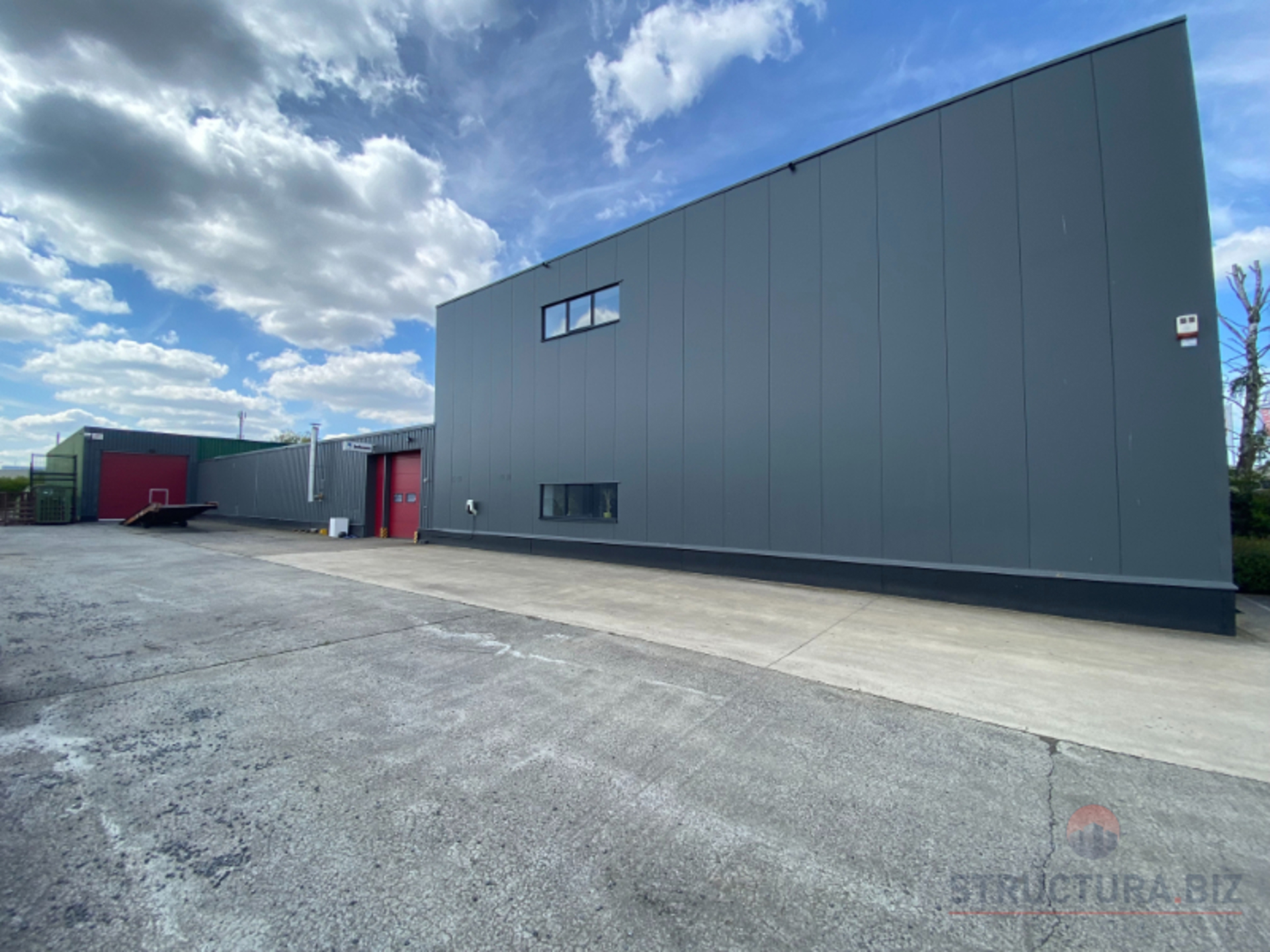 600 m² magazijn met atelier- en kantoorruimte vlakbij E40 te huur! - foto 1
