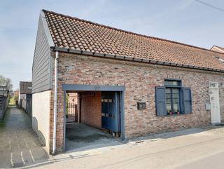 Leuke starterswoning op een perceel van 339m², gelegen aan de dorpsrand van Herenthout. Op het gelijkvloers beschikt deze woning over een geïnstalleerde keuken met eethoek, een badkamer met douche en toilet en een aparte wasplaats. Een open trap leidt u naar de eerste verdieping, welke een zithoek/dressing, overloop, slaapkamer en bureau omvat. In deze woning loopt alles naadloos in elkaar door, maar het is vooral de aangename lichtinval en de verbondenheid tussen beneden en boven die deze woning luchtig en tegelijk gezellig doet aanvoelen. De woning is compact ingedeeld, doch zijn de kamers handig met elkaar verbonden en bieden ze overal het nodige comfort. Als leuk extraatje beschikt de woning over een handige toegang en geniet deze een ruime tuin met zuidelijke oriëntatie.