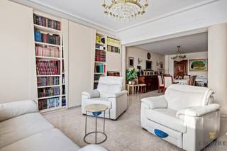 <p>Een unieke eigendom die ruimte, charme en exclusiviteit combineert.<br /><br />Deze karaktervolle duplex verwelkomt u via een gemeenschappelijke inkomhal met trap en authentieke kooilift. Het appartement biedt ruime en lichtrijke leefruimtes met twee doorlopende woonkamers, een volledig uitgeruste keuken met eet - en zithoek, zes volwaardige slaapkamers en drie badkamers.</p>
<p>Een absolute troef is de uitzonderlijke, volledig ommuurde tuin, die rust en privacy garandeert. De doordachte indeling, talrijke ingebouwde kasten en praktische wasplaats zorgen voor optimaal wooncomfort.</p>