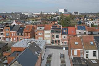 Deze karaktervolle stadswoning combineert ruimte, licht en authenticiteit met hedendaags comfort. Met vier volwaardige slaapkamers, een...