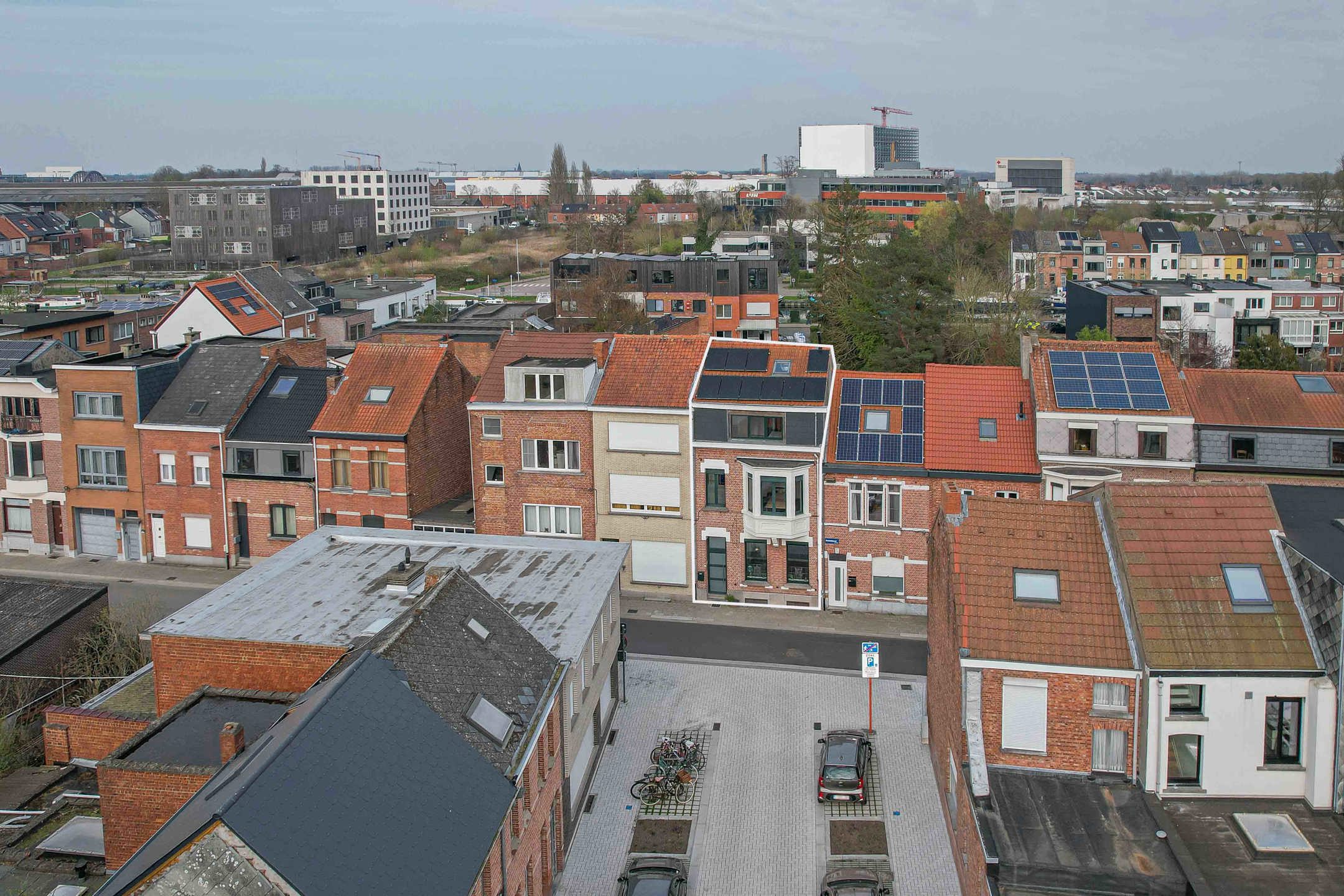 Stadswoning met 4 slaapkamers, veranda en zonnige tuin! - foto 2