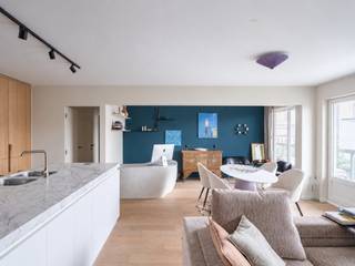 <strong>Toplocatie aan de Kouter. Wonen aan het water in een aangenaam appartement met terras.</strong><br /><br /><em>Voor meer informatie: mail naar info@carloeggermont.be</em><br /><br />Dit kwalitatieve 1-slaapkamerappartement (met mogelijkheid tot een tweede slaapkamer) is gelegen aan de zijde van de Ketelvest (water) in het gebouw ‘Kouterresidentie’ en bevindt zich op één van de meest gegeerde locaties in het hart van Gent, omringd door restaurants, trendy boetieks en culturele hotspots.<br /><br />Dit is een opportuniteit voor wie op zoek is naar een ruim appartement op een toplocatie, met een kwalitatieve afwerking, veel lichtinval en een aangenaam terras met zicht op het water.<br /><br />We betreden het appartement via de inkomhal, die voorzien is van een ruime, op maat gemaakte kast (vestiaire) en toegang geeft tot een bijzonder lichtrijke en open ruimte.<br />Hier vinden we een hoogwaardige keuken met eiland, voorzien van al het comfort, de ruime leefruimte, een eetplaats en plaats voor een bureau, bibliotheek… Dankzij de vele ramen over de volledige breedte genieten we enerzijds van een aangename lichtinval en anderzijds van toegang tot het terras en zicht op het achterliggende water.<br /><br />Voorheen bevond zich waar nu de bureau staat een tweede slaapkamer. De mogelijkheid bestaat om hier opnieuw een tweede slaapkamer te voorzien.<br /><br />Verder brengt de hal ons naar het nachtgedeelte. Hier vinden we plaats voor een praktische berging (wasplaats), een apart toilet en de badkamer, die voorzien is van een inloopdouche en wastafel. Tot slot is er een ruime, volwaardige slaapkamer.<br /><br />Ook voor wie belang hecht aan bereikbaarheid is dit bijzonder appartement ideaal gelegen. Er is een vlotte bereikbaarheid, zowel met de wagen als met het openbaar vervoer, dankzij de verbinding met verschillende invalswegen (E40, E17…) en de ligging aan de goede zijde van het circulatieplan.<br /><br /><strong>Kortom, een uitzonderlijke kans voor wie op zoek is naar een unieke woonst, pied-à-terre of investering in het centrum van de stad!</strong>