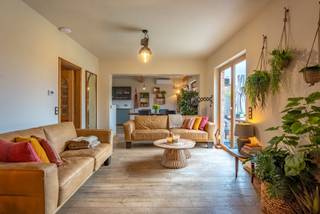 <p><strong>Unieke woning nabij het centrum van Wuustwezel!</strong></p>
<p>Bent u op zoek naar een verzorgde woning met de mogelijkheid tot kangeroewonen?<br />Dan is deze woning precies wat u zoekt!<br /><br /><strong>HOOFDWONING<br /></strong><strong>Indeling – gelijkvloers:</strong></p>
<ul>
<li>
<p>Inkomhal op tegelvloer met toegang tot het gastentoilet met handenwasser en trap naar de eerste verdieping</p>
</li>
<li>
<p>Leefruimte op parket, ingericht als eetkamer en zithoek met zicht op de verzorgde tuin</p>
</li>
<li>
<p>Keuken op parketvloer, geïnstalleerd met elektrisch-fornuis en dubbele oven (Boretti), dampkap (Novy), vrijstaande Amerikaanse ijskast met vriesvak, vaatwasser, open haard op hout, met werkblad van blauwe steen</p>
</li>
<li>Badkamer op tegelvloer voorzien van ligbad, inloopdouche, dubbele lavabo, toilet en handdoekverwarmer</li>
<li>Slaapkamer op parketvloer voorzien van airconditioning, tv- en internetaansluiting</li>
</ul>
<ul></ul>
<ul>
<li>Slaapkamer ingericht als dressing<br /><br /></li>
<li>Wasruimte op tegel voorzien van spoelbak en waterontharder<br /><br /></li>
<li>Bureau op tegel met ingemaakte kasten en toegang tot de tuin</li>
</ul>
<p><strong>Indeling – eerste verdieping:</strong></p>
<ul>
<li>
<p>Nachthal op tegelvloer met ingemaakte kasten en toilet met handenwasser</p>
</li>
<li>
<p>Slaapkamer op parketvloer voorzien van lamellen op maat</p>
</li>
<li>Slaapkamer op parketvloer voorzien van elektrische rolluik, airconditioning, ingericht als schoonheidssalon<br /><br /></li>
<li>Dressing op parketvloer met aansluitend een badkamer voorzien van lavabo, ligbad, handdoekverwarmer en elektrische rolluik</li>
</ul>
<p><strong>BIJWONING<br /></strong><strong>Indeling – gelijkvloers:</strong></p>
<ul>
<li>
<p>Aparte inkom aan de zijkant van de woning met inkomhal op tegelvloer, voorzien van ingemaakte kasten en toilet met handenwasser</p>
</li>
<li>Keuken op tegelvloer, geïnstalleerd met elektrisch fornuis (SMEG), combi-oven, Amerikaanse ijskast met vriesvak, ingemaakte kasten, vaatwasser op hoogte</li>
<li>Living op parketvloer met airconditioning, lamellen op maat en elektrische screens, zicht op en toegang tot de tuin</li>
</ul>
<p><strong>Indeling – eerste verdieping:</strong></p>
<ul>
<li>Slaapkamer op parketvloer, voorzien van airconditioning en ingemaakte kasten<br /><br /></li>
<li>Dressing met aansluitende badkamer voorzien van douchecabine, dubbele lavabo en toilet</li>
</ul>
<strong>TROEVEN</strong>
<ul>
<li>
<p>Gelegen nabij het centrum van Wuustwezel</p>
</li>
<li>Meerdere parkeerplaatsen vooraan en aan de zijkant</li>
</ul>
<ul>
<li>Hoogwaardige afwerking</li>
<li>
<p>Private tuin, afgesloten met elektrische poorten</p>
</li>
<li>
<p>Mogelijkheid tot kangeroewonen, AIR B&amp;B, aparte woning in alle privacy</p>
</li>
<li>26 zonnepanelen</li>
<li>
<p>Zéér(!) gunstig EPC A</p>
</li>
</ul>
<p><strong>Meer informatie of een bezichtiging?</strong><br />Neem contact met ons op via <strong>03 568 03 03</strong> of <strong>info@vastgoed03.be</strong> voor meer details of om een afspraak te maken.</p>