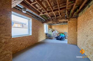 <p><span>Deze knusse woning is gelegen op een mooi perceel van 7a35ca. </span></p><p><span> </span></p><p><span>Indeling gelijklvoers:</span><span> inkomhal, woonkamer met open keuken, berging/wasplaats, achterinkom, apart toilet, badkamer, bureauruimte. </span></p><p><span> </span></p><p><span>Indeling verdieping:</span><span> nachthal, apart toilet, master bedroom met dressing, zolder- en technische ruimte. </span></p><p><span> </span></p><p><span>De woning werd recent volledig gestript en voorzien van volgende vernieuwingen: </span></p><ul><li><span>Dak </span></li><li><span>Ramen</span></li><li><span>Afvoeren</span></li><li><span>Elektriciteit</span></li><li><span>Isolatie (dak, muren, vloeren)</span></li><li><span>Regenwaterput</span></li><li><span>Voorzieningen voor warmtepomp</span></li><li><span>Voorzieningen voor ventilatiesysteem D+</span></li><li><span>...</span></li></ul><p><span> </span></p><p><span>De woning is inmiddels afgewerkt tot op de chape en kan verder naar eigen smaak en behoeften ingericht worden. </span></p><p><span>De toestellen voor verwarming en ventilatie zijn aanwezig (en inbegrepen in de prijs) moeten enkel nog geïnstalleerd worden. </span></p><p><span> </span></p><p><span>Troeven: </span></p><ul><li><span>Grote renovatiewerken reeds gebeurd</span></li><li><span>Afwerking en inrichting naar eigen smaak en behoeften</span></li><li><span>Ruime woonkamer met open keuken</span></li><li><span>Ruime master bedroom met prachtig zicht op de tuin</span></li><li><span>Ensuite dressing</span></li><li><span>Ideale starterswoning</span></li><li><span>Ruim perceel met groen zicht achteraan</span></li><li><span>Vlotte verbinding naar omliggende gemeenten</span></li></ul><p><span> </span></p><p><span> </span></p>