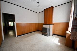 <p><span><span>Deze te renoveren woning biedt tal van mogelijkheden. Op het gelijkvloers vind je een woonkamer, een keuken en een badkamer. Op de tussenverdieping bevindt zich een slaapkamer en op de eerste verdieping zijn er 2 slaapkamers. Daarnaast beschikt de woning over een garage, een handige tuinberging en een aangename afgelsoten tuin. </span></span></p>