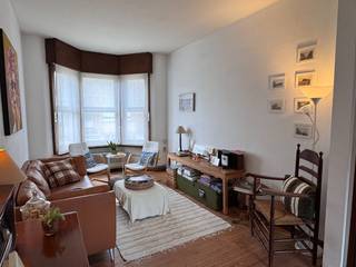 Karakteristieke woning in het centrum van De Panne, vlakbij de markt en de winkelstraat, op wandelafstand van het strand.<br /><br />Inkomhal, woon- en eetkamer met hoge plafonds en authentieke parketvloer, uitgeruste keuken, nachthal, 4 slaapkamers, badkamer met douche, wastafel en toilet, apart toilet, ruime kelder, wasplaats, rustige tuin met groot tuinhuis en 2 balkons op de verdiepingen.<br /><br />Onbemeubeld - Te moderniseren<br /><br />EPC label F - 570 kWh/m²<br />De woning valt onder de renovatieplicht voor residentiële gebouwen.<br /><br />Meer info, documenten en virtueel bezoek op www.immodepanne.be