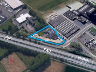 Fenomenaal gelegen opslagplaats en/of showroom met kantoorruimte op een omheind <strong>terrein van 6.613 m²</strong>. Het pand bevindt zich op een <strong>unieke zichtlocatie vlak naast de E40</strong> met onmiddellijke toegang tot de op- en afrit .<br /><br />Het multifunctioneel pand met +/-<strong> 1.665 m² opslagruimte en/of showroom</strong> beschikt over 2 sectionale poorten en een open space met een grote glazen vitrine, wat zorgt voor een fantastische zichtbaarheid langs de E40. Daarnaast is een <strong>kantoorruimte van +/- 110 m²</strong> voorzien op het verdiep. Tevens ruime manoeuvreerruimte en parkeermogelijkheden met aanwezigheid van laadpalen. In combinatie met de ligging is dit dé ideale locatie om uw bedrijf in de kijker te zetten. Onmiddellijk beschikbaar<br /><br />Contacteer PANORAMA B2B voor bijkomende (technische) inlichtingen, plannen of een vrijblijvend plaatsbezoek 09 225 09 09.