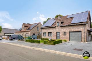Welkom in deze goed onderhouden woning gelegen in een rustige straat in Mopertingen, Bilzen. (10 minuten van Maastricht)De woning is volledig...
