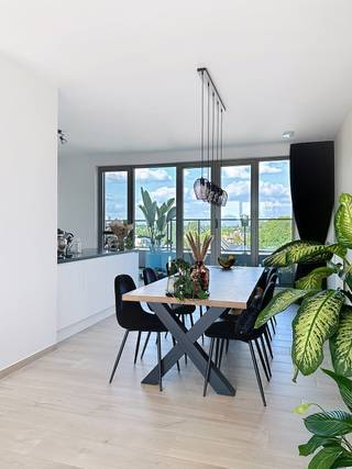 Modern en energiezuinig penthouse met 2 ruime terrassen.Dit stijlvol ingericht en volledig gemeubeld appartement bevindt zich op de bovenste...