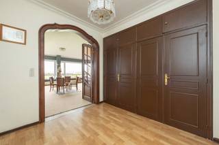 <p><span>ANTWERPEN - Mechelsesteenweg</span><span>: Zeer ruim dakappartement met magnifiek panoramisch uitzicht, 4 slaapkamers, 3 badkamers en autostaanplaats</span></p><p><span> </span></p><p><span>Geniet van het beste dat het Antwerps stadsleven te bieden heeft en met gemakkelijke verbindingen tot de invalswegen. </span></p><p><span>In dit prachtig gebouw, met unieke marmeren inkomhal, treft men sublieme appartementen aan met praktische ondergrondse parking.</span></p><p><span>Vanop de 8° verdieping geniet men van een royale leefruimte en een uniek panoramisch uitzicht.</span></p><p><span> </span></p><p><span>BESCHRIJVING:</span></p><p><span> </span></p><p><span>Ruime inkomhal met toilet en vestiairekasten.</span></p><p><span>Zeer ruime en lichtrijke leefkamer (ca 75m²) met authentieke marmeren schouw. Prachtig uitzicht en een klein terras.</span></p><p><span>Volledig ingerichte, naastliggende keuken met kasten, alle toestellen en ontbijthoek.</span></p><p><span>Masterbedroom (ca 24m²) uitgevend op het terras achteraan. Airco aanwezig.</span></p><p><span>Annex badkamer 1 met ligbad, dubbel lavabomeubel en toilet.</span></p><p><span>Slaapkamer 2 (ca 16m²) met airco, eveneens achteraan gelegen en uitgevend op het terras.</span></p><p><span>Nog 2 extra slaapkamers van ca10m² elk.</span></p><p><span>Twee supplementaire badkamers.</span></p><p><span> </span></p><p><span>Inpandige autostaanplaats aan 40.000 €</span></p><p><span> </span></p><p><span>BIJZONDERHEDEN:</span></p><p><span> </span></p><p><span>* Mooie ligging op de Mechelsesteenweg</span></p><p><span>* Luxueus, authentiek gebouw</span></p><p><span>* Prachtig zicht</span></p><p><span>* Royale leefruimte</span></p><p><span>* Airco</span></p><p><span>* Ondergrondse autostaanplaats</span></p>