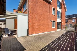 Zeer gunstig gelegen en volledig instapklaar gelijkvloersappartement bestaande uit: -1: droge KELDER; GLVL: inkomhall met ingemaakte...