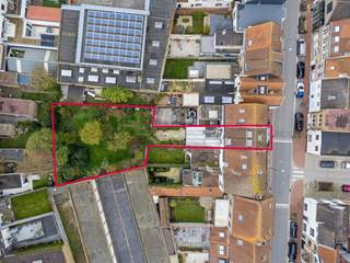 Bent u op zoek naar een renovatieproject met ongeziene mogelijkheden op een toplocatie? In de Smedenstraat, midden in het levendige hart van de kuststad, presenteren wij dit karaktervolle huis te koop. Dit unieke vastgoed onderscheidt zich door zijn authentieke elementen, zoals de prachtige hoge plafonds, en een voor het centrum ongeziene perceeloppervlakte van maar liefst 634 m².Wie dit pand wil kopen, kiest voor een strategische ligging in Knokke. Dankzij de uitstekende bereikbaarheid bevindt u zich op wandelafstand van de Lippenslaan en het station. Het is de ideale opportuniteit voor wie een ruime woning wil kopen in Knokke om deze volledig naar eigen hand te zetten en te genieten van een zongerichte tuin in de stadskern.Indeling:gelijkvloers:- inkomhal- leefruimte met eetkamer- ruime keuken met aansluitende veranda- terras en ruime tuin1ste verdieping:- Master bedroom- slaapkamer- badkamer2de verdieping:- slaapkamer 3, 4 en 5Daarnaast beschikt dit te renoveren huis over een praktische kelder en een ruime bergzolder.Wenst u graag meer informatie of een bezoek? Neem gerust contact op met onze vastgoedexpert Arne Reubens via +32 472 186 304 of arne.reubens@dewaele.com*Deze AI-visualisaties zijn bedoeld als inspiratie. Er werd geen rekening gehouden met technische specificaties, stedenbouwkundige voorschriften of de concrete mogelijkheden tot realisatie.