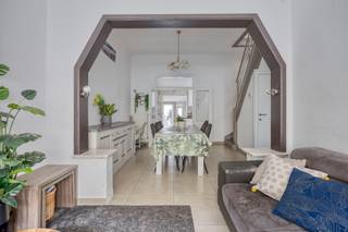 <p>Ruime gesloten bebouwing in Mechelen, vlak bij openbaar vervoer en invalswegen.</p>
<p> </p>
<p>Deze woning biedt een praktische indeling en veel ruimte voor gezinnen of wie op zoek is naar een stadswoning met potentieel. Gelegen aan de stadsrand van Mechelen geniet u van een vlotte verbinding naar het centrum, scholen, openbaar vervoer en het treinstation. De woning beschikt over vier slaapkamers, een gezellige woonkamer en een functionele keuken. De koer zorgt voor een aangename buitenruimte met weinig onderhoud. Dankzij het EPC-label C combineert deze woning ruimte met een gunstige energiescore.</p>
<p> </p>
<p>Belangrijkste ruimtes:<br />• Inkomhal<br />• Woonkamer<br />• Functionele keuken<br />• Badkamer<br />• 4 slaapkamers<br />• Koer<br />• Kelder</p>
<p> </p>
<p>Troeven:<br />• Centrale ligging nabij scholen, openbaar vervoer en station<br />• 4 volwaardige slaapkamers<br />• EPC-label C</p>
<p> </p>
<p>Neem vandaag nog contact op met je ERA-makelaar voor een bezoek.</p>
<p> </p>
<p>JOUW DROOMHUIS. ZO GEVONDEN!</p>