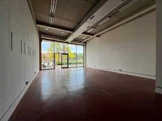 <p><strong>WINKELRUIMTE VAN 121m² + 24,60m² KELDERBERGING GELEGEN IN HET WINKELCOMPLEX “KLOOSTERBEMPDEN” TE MAASEIK.</strong><br /><br /><strong>SCHERPE HUURPRIJS</strong><br /><strong>U heeft de mogelijkheid om dit pand te huren aan een zeer scherpe huurprijs van € 1.995 per maand. Op die manier bieden we ondernemers en/of starters de kans om zich op deze TOP-locatie te vestigen. Daarnaast is de verhuurder flexibel wat betreft de huurtermijn.</strong><br /><br />Het winkelcentrum “Kloosterbempden” is gelegen op 150m van de historische Markt van Maaseik. U vindt hier verschillende gevestigde ketens terug, zoals: Colruyt, Hema, Kruidvat, Pearle en Action.<br /><br /><strong>KENMERKEN</strong><br />- Oppervlakte gelijkvloers: 121m² (bruto).<br />- Stopcontacten en verlichting voorzien.<br /><br /><strong>KELDERVERDIEPING</strong><br /><span>- Berging (8,10 x 5,26 = 42,61m²): watermeter, betonvloer.<strong><br /><br />GELIJKVLOERS<br /></strong>- Winkelruimte (7,70m x 16m = 123m²): elektriciteitskast, gepolierde betonvloer.<br />- Gastentoilet.</span><br /><br /><strong>INGROEIHUUR:</strong><br />Om u als ondernemer alle slaagkansen te geven, wordt er gewerkt met een <strong>ingroeihuur </strong>waarbij de huurprijs in de eerste 3 jaar lager ligt en er pas vanaf het 4de jaar een marktconforme huurprijs wordt gehanteerd.<br /><br /><strong>EXTRA INFORMATIE<br /></strong>- Gemeenschappelijke kosten: info volgt.<br />- Aanvaarding huurder steeds in overleg met verhuurder. Onroerende voorheffing, kosten/verbruik nutsvoorzieningen ten laste van huurder.<br />- EPC in opmaak<br /><br />Bekijkt u deze advertentie via een aanverwante vastgoedsite, surf dan zeker naar onze website <strong>www.N78vastgoed.be</strong> voor een uitgebreide beschrijving en plannen. Meer info: <strong>+32 (0)89 86 18 88</strong> of <strong>info@N78vastgoed.be</strong>.</p>