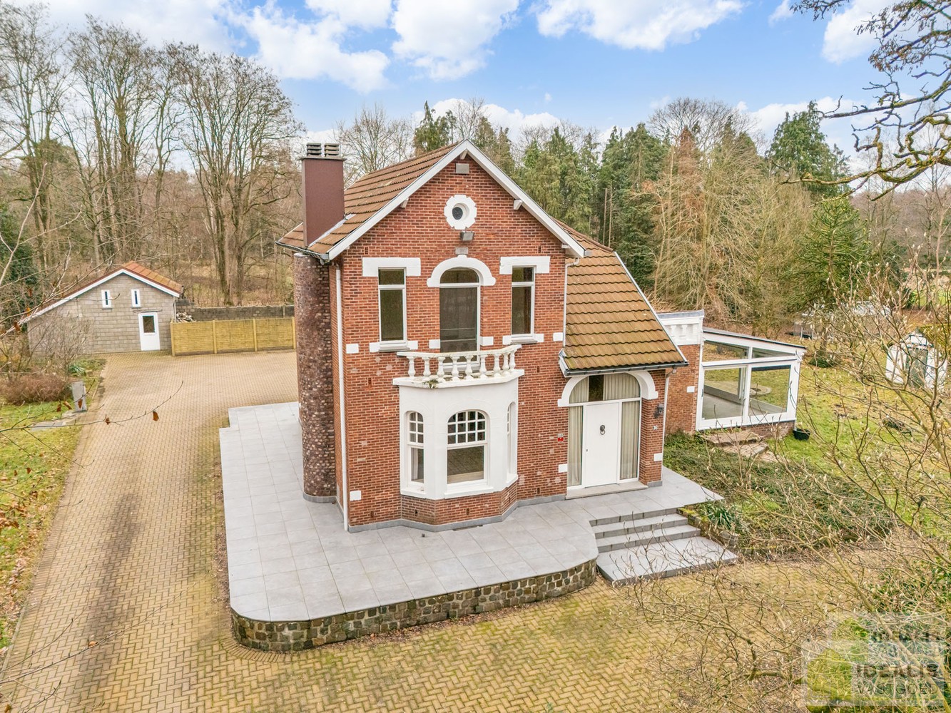 IDEALIS VASTGOED – Ruime te renoveren villa op riant perceel! De villa omvat 198m² netto bewoonbare oppervlakte met een ruime woonkamer en aansluitend uitgeruste keuken, badkamer, 2 grote en 1 kleine slaapkamer, kelder, veranda en 2 garages met sectionale - foto 1