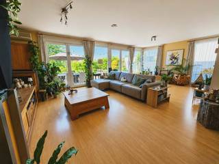 <br /><br />Te koop: lichtrijke gezinswoning met ruime leefruimtes en zonnige tuin in rustige omgeving<br /><br />Op zoek naar een ruime en aangename woning waar comfort en ruimte centraal staan? Deze lichtrijke woning biedt alles wat een gezin nodig heeft.<br /><br />De woning beschikt over een ruime en gezellige leefruimte met veel natuurlijk licht, ideaal om samen te genieten of gasten te ontvangen. Met 4 grote slaapkamers en 1 kleinere kamer is er voldoende ruimte voor een gezin, thuiswerk of hobby’s.<br /><br />Verder biedt de woning een ruime badkamer, 2 wc’s, een inpandige garage en een praktische kelder voor extra opbergruimte.<br /><br />Buiten geniet je van een grote oprit met plaats voor 3 à 4 wagens — een echte meerwaarde, aangezien parkeergelegenheid in de buurt beperkt is. De aangename tuin zorgt voor een heerlijke plek om te ontspannen, waarbij je op elk moment van de dag van de zon kan genieten. Achteraan in de tuin bevindt zich bovendien een ruime berging, ideaal voor fietsen, tuinmateriaal of extra opslag.<br /><br />De woning is gelegen in een rustige wijk, maar toch op korte afstand van scholen, winkels, openbaar vervoer en belangrijke autosnelwegen, wat zorgt voor een vlotte bereikbaarheid.<br /><br />Een ideale woning voor wie op zoek is naar ruimte, rust, comfort en een praktische ligging.<br /><br />BEZOEKDAG 28/06/2026 tussen 13u en 17u <br /> 05/07/2026 tussen 13u en 17u<br />( bel tussen 14u en 19u voor een afspraak: 0486/754301)