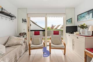 <p>In de rustige en groene omgeving van Blutsyde in Bredene bevindt zich deze charmante en volledig gemeubelde studio op de gelijkvloerse verdieping van Residentie Estepona. <br /><br />De lichtrijke leefruimte vormt het hart van de studio en biedt voldoende plaats om te ontspannen. Vanuit de leefruimte heeft u rechtstreeks toegang tot het aangename terras met een eigen tuintje, waardoor u hier optimaal kunt genieten van het buitenleven. De volledig uitgeruste keuken sluit mooi aan bij de leefruimte en de badkamer beschikt over het nodige comfort.<br /><br />Je kan er gebruikmaken van de ruime gemeenschappelijke tuin en het verwarmde openluchtzwembad, dat geopend is van half juni tot en met half september. Het domein is bovendien afgesloten met een gezamenlijke schuifpoort en barelen, wat zorgt voor een extra gevoel van rust en veiligheid. Dankzij de vele groene zones en het zwembad is dit ook een bijzonder aangename omgeving voor gezinnen met kinderen.<br /><br />De ligging is uitstekend: u bevindt zich op korte afstand van de zee, het strand en de duinen, terwijl u toch geniet van de rust van het domein. Een heerlijke combinatie van ontspanning, natuur en de nabijheid van alles wat de kust te bieden heeft.<br /><br />Bij de studio hoort bovendien een ondergrondse berging. Er is tevens de mogelijkheid om een private autostaanplaats binnen het domein aan te kopen voor € 12.500.<br /><br />Een charmante, instapklare studio op een rustige en groene locatie, met terras, tuintje, zwembad en ondergrondse berging: een ideale uitvalsbasis aan de kust!</p>