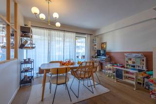 <p>Gerenoveerd (2021) en energiezuinig appartement met 2 slaapkamers.</p><p>Dit appartement is gelegen op een tweede verdieping van een rustig en verzorgd gebouw. Het is bereikbaar met een lift of trap.</p><p>Dankzij een mooie parketvloer, gerenoveerde keuken met kwalitatieve inbouwtoestellen is de leefruimte voorzien van alle hedendaagse comfort.</p><p>De badkamer is evenwel vernieuwd en zeer praktische ingericht met zowel mooie inloopdouche als ligbad en wasmeubel. Het toilet is apart en de twee slaapkamers (14m² - 9m²) zijn achteraangelegen.</p><p>De ramen aan de slaapkamers van het appartement werden vernieuwd met isolerende dubbele beglazing in PVC raamkozijnen in 2022.</p><p>Het appartement is volledig instapklaar en ook zeer gunstig gelegen, rustig en in de nabijheid van openbaar vervoer, trein en invalswegen. Dit maakt het tevens geschikt als investering met mooi huurrendement.</p><p>De koper geniet de mogelijkheid een privatieve garage in het gebouw mee aan te kopen voor de meerprijs van 25.000 euro, deze garage heeft een oppervlakte van 15,5m² en heeft een eigen elektriciteitsteller.</p><p>EPC 164 kWh/m² jaar - klasse B<br />Elektrische installatie conform AREI<br />Asbestveilig</p>