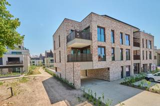 <p><br />Agnetenpark is een échte nieuwe buurt met verschillende woningtypes voor iedereen en voor elke (gezins)situatie. Maar in Agnetenpark leef je niet alleen op maat van de mensen maar ook op maat van morgen. Zo is er aandacht voor duurzame energie - denk maar aan zonnepanelen, geothermie (warmtepomp met aardwarmte) en waterrecuperatie - én duurzame mobiliteit. De woningen dragen ook het BEN-label (BEN). <br /><br /><strong><u>Zuidervest 19 bus 10 : Kopwoningen B - Residentie Pirgus- APP 2.5</u></strong>- verdiep 2;<br />- bewoonbare oppervlakte: 97 m²;<br />- oppervlakte terras: 8 m²;<br />- 2 slaapkamers;<br />- berging aan de keuken;<br />- leefruimte;<br />- ingerichte keuken open met de leefruimte;<br />- ingerichte badkamer;<br />- apart gastentoilet;<br />- inclusief : standplaats en berging in de afgesloten parkeerkelder.<br />- verhuurd appartement informeer naar de verhuurvoorwaarden<br />- Verkoop aan 21 % BTW<br /><br />Voor meer informatie of bezoek bel 011 39 90 50 - JANSEN REAL ESTATE<br />Wij ontzorgen je ook voor de verkoop van je huidige woning! Voor meer uitleg helpen we je graag verder.</p>