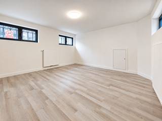 <strong>Studio met aparte kamer op goede locatie Tentoonstellingswijk</strong> <strong>vlakbij het groene Mastvest, openbaar vervoer, winkels, scholen, belangrijke in-en uitvalswegen!</strong><br /><br /><span><strong>INDELING;<br /></strong></span><br />Op de tussenverdieping van een goed onderhouden gebouw treft men 2 kamers van elks ca 20m² op laminaat. Eén kamer beschikt over een lavabo, de andere kamer over een kitchenette begrijpende een lavabo, een elektrisch kookvuur met dampkap en schuiven. De badkamer is apart en is uitgerust met een douche, een lavabo, een toilet en aansluitingen voor wasmachine en droogkast.<br /><br />Mogelijkheid om een parking te huren in het gebouw. Tuin achter het gebouw aanwezig voor de bewoners.<br /><br />Onmiddellijk beschikbaar.