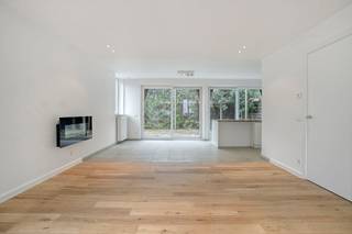 Plan je bezoek en ontdek! <br /><br />Deze instapklare en energiezuinige halfopen bebouwing, gebouwd in 2016, combineert modern wooncomfort met een ruime indeling. Met een bewoonbare oppervlakte van 172 m² op een perceel van 274 m² geniet je hier van veel ruimte, licht en een aangename woonkwaliteit. Het huis is bovendien centraal gelegen in Ingelmunster.<br /><br />Het huis heeft volgende indeling:<br /><br />Gelijkvloers:<br />- Inkomhal met apart toilet<br />- Lichtrijke leefruimte met zicht op de tuin<br />- Open keuken voorzien van alle nodige comfort<br />- Wasplaats/berging<br /><br />1ste verdieping:<br />- 3 slaapkamers<br />- badkamer met dubbele lavabo, douche en bad<br />- Toilet<br /><br />2de verdieping:<br />- Slaapkamer<br />- Badkamer met douche en lavabo<br />- Praktische zolderberging<br />- Technische ruimte<br /><br />Buiten:<br />- Zonnige tuin met terras en berging<br /><br />Specifieke kenmerken:<br />- Instapklaar<br />- Energiezuinige woning<br />- Bewoonbare oppervlakte van 172 m²<br />- Veel ruimte en natuurlijke lichtinval<br />- Centrale ligging in Ingelmunster, nabij winkels, scholen en verbindingswegen<br /><br /><br />Ben je op zoek naar een recente, energiezuinige en ruime woning op een toplocatie? Neem dan zeker contact op voor een bezoek. Deze woning is absoluut de moeite waard!<br /><br />De eigendom wordt aangeboden via de Pre-sale formule. Op 25/07/2026 tussen 10:00 en 12:00 kan u de woning op afspraak komen bezichtigen en een bod uitbrengen. De vermelde prijs is een instelprijs. Voor meer info, gelieve contact op te nemen met de dossierverantwoordelijke.<br /><br />Bestuursmaatregelen in het maatregelenregister: nee