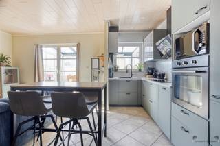 Op zoek naar een instapklaar appartement met uitstekende ligging in een levendige omgeving? Dan is dit eigentijdse gelijkvloers appartement op...
