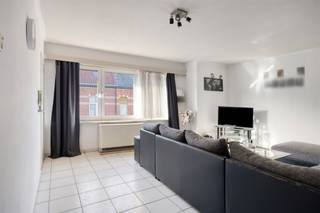 Dit appartement is gelegen in een kleinschalige residentie aan de rand van de stad in Aalst, met name de Koolstraat. Het omvat een lichtrijke woonkamer, een recent volledig vernieuwde keuken, een apart toilet, twee slaapkamers en een badkamer. Extra troef is de berging op de gelijkvloers verdieping in het gebouw. Er is een garage aan de achterkant van het gebouw, deze is optioneel bij te kopen aan 25.000 euro.Het appartement is volledig voorzien van dubbele beglazing en wordt verwarmd via elektrische accumulatorren. De elektriciteit is conform de voorschriften van het AREI.Aangezien het gebouw niet beschikt over een lift of een externe syndicus, blijven de gemeenschappelijke kosten bijzonder beperkt.