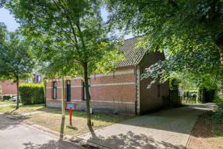 <p><strong>Karaktervolle woning op een toplocatie met diepe tuin en garage in een doodlopende straat nabij het centrum van Heide</strong></p>
<p>Deze <strong>woning</strong> combineert authenticiteit met een verrassend ruime indeling en een prachtige <strong>diepe tuin</strong> waar u in alle rust geniet van optimale privacy. De woning beschikt over gezellige leefruimtes, een lichtrijke veranda, twee volwaardige slaapkamers, een vrijstaande garage en een ruime oprit. Dankzij de <strong>centrale ligging</strong>, vlak bij het centrum van <strong>Heide</strong> en <strong>Kalmthout</strong>, vormt dit de ideale thuis voor wie rustig wil wonen zonder in te boeten aan bereikbaarheid.</p>
<p><strong>Gelijkvloerse verdieping<br /></strong><strong>- Inkomhal<br /></strong><strong>- Gezellige leefruimte</strong> met <strong>parketvloer</strong>, <strong>houtkachel</strong> en openslaande deuren naar het terras<br /><strong>- Aparte keuken</strong>, uitgerust met <strong>gasvuur</strong>, <strong>oven</strong>, <strong>dampkap</strong>, <strong>vaatwasser</strong>, spoelbak en plaats voor een vrijstaande koelkast<br /><strong>- Praktische berging/wasplaats</strong> met verwarmingsketel<br /><strong>- Lichtrijke veranda/tuinkamer</strong> met een prachtig uitzicht op de tuin<br /><strong>- Kelder</strong> onder de veranda, ideaal als extra bergruimte</p>
<p><strong>Verdieping<br /></strong><strong>- Nachthal met vide</strong>, perfect als bureau- of leeshoek<br /><strong>- Twee ruime slaapkamers</strong>, waarvan één voorzien van <strong>ingemaakte kasten<br /></strong><strong>- Badkamer</strong> met <strong>ligbad</strong>, <strong>douche</strong>, <strong>lavabo</strong> en <strong>toilet</strong></p>
<p><strong>Tuin en buitenruimte<br /></strong><strong>- Diepe, volledig groene tuin</strong> met veel privacy<br /><strong>- Terras met druivelaar<br /></strong><strong>- Vrijstaande garage<br /></strong><strong>- Carport<br /></strong><strong>- Ruime oprit</strong> met plaats voor meerdere wagens<br />- Afgesloten perceel met toegangspoort</p>
<p><strong>Bijzonderheden<br /></strong><strong>- Karaktervolle gevel</strong> met authentieke uitstraling<br /><strong>- Verwarming op aardgas<br /></strong><strong>- Twee houtkachels</strong> (leefruimte en veranda)<br /><strong>- Houten ramen</strong> met dubbele beglazing<br /><strong>- Parketvloer</strong> op de verdieping<br /><strong>- Pannendak<br /></strong><strong>- Garage, carport en ruime parkeermogelijkheden<br /></strong>- Woning met veel charme en mogelijkheden om verder naar eigen smaak te moderniseren</p>
<p><strong>Ligging<br /></strong>Gelegen op een <strong>centrale ligging</strong> tussen het centrum van <strong>Heide</strong> en <strong>Kalmthout</strong>, op korte afstand van <strong>scholen</strong>, <strong>winkels</strong>, <strong>horeca</strong>, <strong>openbaar vervoer</strong> en diverse recreatiemogelijkheden. Bovendien geniet u van een <strong>vlotte verbinding</strong> naar de belangrijkste invalswegen.</p>
<p><strong>Een karaktervolle woning met een diepe tuin, veel privacy en tal van mogelijkheden, ideaal voor wie op zoek is naar ruimte, charme en een uitstekende ligging nabij alle voorzieningen.</strong></p>
<p></p>