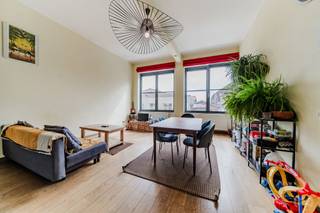 Info en bezoeken: maxime.l@weinvest.be | 02 315 77 22<br /><br />Wij hebben het genoegen u deze loft voor te stellen, gelegen in een voormalige industriële wijk in volle transformatie, dankzij talrijke reconversieprojecten naar woongelegenheden.<br /><br />De omgeving geniet van een uitstekende bereikbaarheid:<br /><br />Supermarkten op enkele minuten (Carrefour Express, Lidl, Okay City)<br />Centrum bereikbaar in 10 minuten<br />Openbaar vervoer op wandelafstand: metro Delacroix | Aumale | Jacques Brel | Weststation | Zuidstation | tram 82<br />Kleine lokale parken (Marie-Josépark, Tuinen van de Vierwinden)<br />Diverse lopende stadsontwikkelingsprojecten<br />Kinderdagverblijven en scholen op wandelafstand | schoolcampussen in de onmiddellijke nabijheid<br />Openbare diensten en medische centra<br /><br />Naast het feit dat de wijk bijzonder goed verbonden is, stellen wij u vandaag een loft van ±118 m² voor in een recent gebouw (2006), als volgt ingedeeld:<br />Dubbele inkomhal, leefruimte met eetgedeelte en volledig uitgeruste open keuken, nachthal, apart toilet, slaapkamer, douchekamer, master bedroom met eigen badkamer. De ruimtes zijn licht en ruim. Een kelder en vooral een gemeenschappelijke binnenplaats vervolledigen dit pand.<br /><br />De loft beschikt over een EPC D, en voldoet daarmee aan de normen van morgen. Merk bovendien op dat de mede-eigendom recent het dak heeft geïsoleerd, wat een nog betere score mogelijk maakt. Elektriciteit conform tot 2034.<br /><br />Wacht niet langer en contacteer ons voor meer informatie!