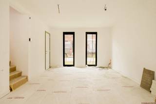 <h3><strong>SCHUTTERSHOF - WONEN IN DE GROENE LONG ROND ANTWERPEN </strong></h3>
<p><strong>Schuttershof</strong> is een gloednieuw woonproject in het hart van <strong>Mariaburg</strong>, de groene long rond Antwerpen. Hier woon je rustig, ruim en omgeven door natuur, met alle voorzieningen op wandelafstand.<br /><span></span></p>
<p><strong>Ruime woningen met grote tuinen</strong><br />Het project biedt een mooie selectie van <strong>ruime woningen met 3 tot 4 slaapkamers</strong>, met oppervlaktes van <strong>168 m² tot 199 m²</strong> en <strong>grote tuinen</strong>. Dankzij de <strong>persoonlijke klantenbegeleiding</strong> werk je de woning volledig af naar jouw smaak.</p>
<strong>Duurzaam en energiezuinig wonen</strong><br />Bij Schuttershof staat <strong>energiezuinigheid centraal</strong>: verwarming via <strong>warmtepomp</strong> en <strong>vloerverwarming. </strong><span>Dit heeft een grote impact op uw energieverbruik, we spreken voor dit project dan ook over een <strong>epb van 30 of Label A-plus</strong>.<br /><br /><strong>Ligging en faciliteiten<br /></strong>U heeft de mogelijkheid ondergrondse parkeerruimte aan te kopen. Er is voor alle bewoners een grote fietsenstalling ter beschikking, openbaar vervoer vindt u op wandelafstand.<br /><br />Wonen in het centrum van Mariaburg biedt enorm veel voordelen: bakker, slager, grootwarenhuis (Delhaize), restaurants, cafés: u vindt alles op wandelafstand. Mariaburg geeft een uniek dorpsgevoel in de groene long rond Antwerpen. U bent op een twintigtal minuten met trein of auto in centrum Antwerpen maar Brasschaat, Ekeren en Kapellen liggen vlakbij en voorzien u ook van alle faciliteiten. <br /><br /></span><br />
<p></p>
<p><span></span></p>