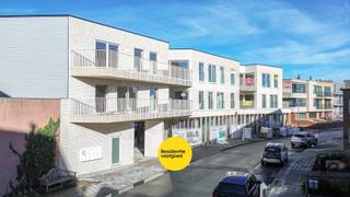 Residentie “Ace” is een stijlvol en exclusief nieuwbouwproject in het levendige centrum van Wenduine (De Haan). Dit kleinschalige project telt slechts acht ruime, luxueus afgewerkte appartementen, ontworpen voor wie comfort, kwaliteit en rust weet te waarderen.<br /><br />Maak kans op 6% BTW<br /><br />De eerste appartementen zijn reeds opgeleverd. Ook in dit project kan men genieten van het verlaagde BTW-tarief van 6%. U heeft bovendien nog de mogelijkheid om uw afwerking volledig te personaliseren via de toonzalen van VERHELST, ALSAN en KASTER Keukens. <br /><br />Ruimte, licht en royale terrassen<br /><br />De appartementen beschikken over twee slaapkamers en variëren in oppervlakte van 115 tot 120 m². Elk appartement is voorzien van een ruim terras tot 20 m², ideaal om te genieten van de groene omgeving en de frisse zeelucht. De architectuur combineert tijdloze elegantie met maximaal wooncomfort.<br /><br />Hoogwaardige materialen &amp; duurzame afwerking<br /><br />Residentie “Ace” werd ontworpen met bijzondere aandacht voor detail, kwaliteit en duurzaamheid. De combinatie van EPDM-dakbedekking, hoogwaardige baksteen en ecologische Wienerberger-materialen garandeert een stijlvolle én duurzame uitstraling. Daarnaast beschikt het gebouw over een gemeenschappelijk, betegeld zonneterras van 75 m² in een verfijnde Off White-afwerking.<br /><br />Energiezuinig en toekomstgericht wonen<br /><br />Dankzij een geothermische warmtepompinstallatie met vloerverwarming behaalt Residentie “Ace” een gunstig E-peil tussen 31 en 40. Voor wie nog verder wil investeren in energie-efficiëntie, zijn zonnepanelen optioneel beschikbaar.<br /><br />Topligging op 500 meter van zee<br /><br />Wonen in Residentie “Ace” betekent wonen op een uitstekende locatie, op slechts 500 meter van strand, duinen en bos. U geniet hier van een perfecte balans tussen natuur, ontspanning en bereikbaarheid. Binnen het project zijn groenvoorzieningen en parkeermogelijkheden voorzien, met de optie tot aankoop van een private staanplaats en/of berging.<br /><br /> 6% BTW mogelijk<br />Bij aankoop kunt u – mits naleving van de wettelijke voorwaarden – nog genieten van het verlaagde BTW-tarief van 6%:<br />- Aankoop op persoonlijke titel<br />- Minstens 50% eigen bewoning<br />- Inschrijving op het adres zodra bewoonbaar<br />- Enige en eigen woning<br />Deze voorwaarden gelden gedurende minstens vijf jaar<br /><br />Uw kans op exclusief kustwonen<br /><br />Residentie “Ace” combineert luxueus wonen, energiezuinig comfort en een topligging aan zee. Een unieke opportuniteit voor eigen bewoning of een duurzame investering aan de Belgische kust.<br /><br />👉 Meer info: www.residentie-ace.be