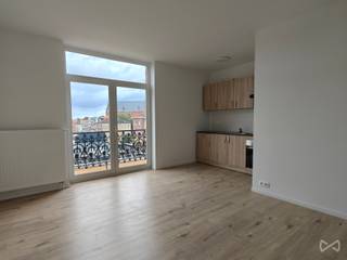 Info and viewings: maxime.l@weinvest.be | 02 315 77 22We Invest present you exclusively this charming 1st floor apartment, located in a renovated...