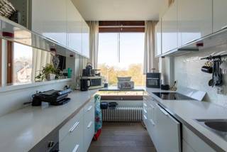 Zin in licht, ruimte en een uitzicht dat blijft verrassen?<br />Dit penthouse met drie slaapkamers ligt op een rustige plek in Brugge en kijkt uit over de Vesten, het Graaf Visartpark en de Halletoren — een uitzicht dat nooit verveelt.<br /><br />Het appartement telt 111 m² en heeft een privé dakterras van 32 m² waar je echt tot rust komt. Een koffie in de ochtendzon, een aperitief bij zonsondergang… hier heb je de voordelen van een ruim appartement en kan je toch mateloos genieten van het buitenleven.<br />In 2018 werd het appartement gerenoveerd, met behoud van zijn karakter en met alles wat je vandaag nodig hebt: parket, ingebouwde kasten, dubbel glas en centrale verwarming op gas. Ook het gebouw zelf is goed onderhouden, met een vernieuwd dak, voorgevel en lift.<br /><br />De ligging is een grote troef: rustig wonen, met parken, binnenstad en de uitvalswegen op wandelafstand. Alles dichtbij, zonder het gevoel midden in de drukte te zitten.<br /><br />Een penthouse met dit uitzicht en dergelijk terras komt niet vaak vrij.<br />Nieuwsgierig? Kom gerust eens kijken en ervaar het zelf.<br /><br /> Neem contact met ons op voor meer informatie of plan een bezichtiging!