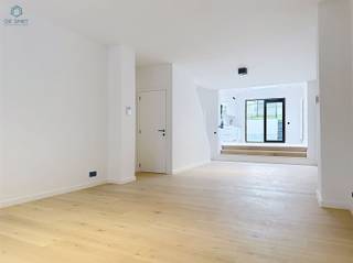 <p><span>Beautifully Renovated Townhouse with 5 Bedrooms, 2 Bathrooms, and Garden in the Heart of Geraardsbergen</span></p><p><span>Located in the center of Geraardsbergen, this elegant and fully renovated townhouse perfectly blends authentic character with modern comfort. The property offers no less than five spacious bedrooms and two fully equipped bathrooms ideal for large families or those in need of extra space for a home office or hobby room.</span></p><p><span>The ground floor features an entrance hall, guest toilet, a spacious and bright living area with a modern open kitchen equipped with all appliances. The kitchen provides access to a pleasant terrace and a city garden.</span></p><p><span>On the first floor, youll find a night hall, a large bedroom, a bathroom with double sink, shower, and bathtub, a separate toilet, and a laundry room.</span></p><p><span>The second floor includes another night hall and two bedrooms one with a storage/dressing area and a second bathroom with sink, shower, and toilet.</span></p><p><span>The attic has been converted into two additional bedrooms.</span></p><p><span>Energy label A! Central heating on gas and compliant electricity installation!</span></p><p><span>This unique property combines the charm of a classic townhouse with contemporary living comfort, within walking distance of shops, schools, public transport, and other amenities.</span></p><p><span>Definitely worth a visit!</span></p><p><span>Please respond via the listing. We will contact you to schedule an appointment.</span></p>